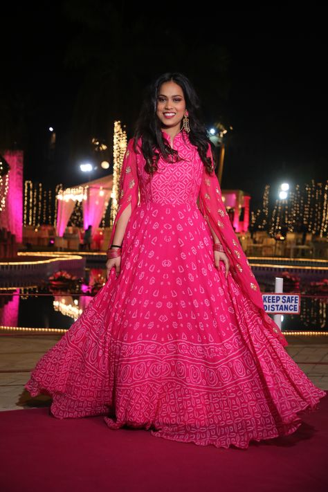 Indo western floor length bandhani gown with extra long flared sleeves Lehriya Gown Designs, Pink Bridal Wear, Bandhani Gown, Stylish Sleeves, Long Blouse Designs, Indo Western Gown, Bandhani Dress, Choli Dress, Video Design