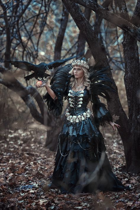 Shaman Woman Costume, Raven Queen Costume, Queen Ravenna, Steampunk Witch, Raven Costume, Raven Halloween, Medieval Witch, Dark Beauty Fashion, Witches Night Out