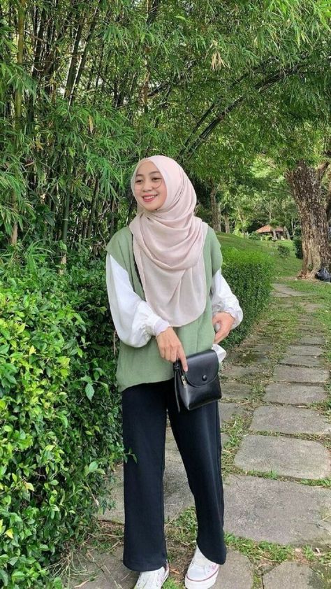 Yaya 2xx Outfit, Ootd Syari Casual, Outfit Idea Hijab, Malaysian Hijab Style, Minimal Outfit Ideas, Muslim Outfit Ideas, Softgirl Outfits, Outfit Ideas Hijab, Fesyen Islam