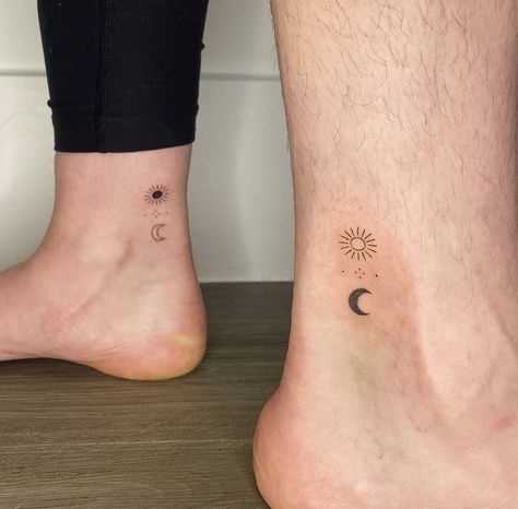 Best Friend Matching Tattoo, Tattoo Sun And Moon, Matching Bff Tattoos, Tattoo Sonne, Tattoo Sun, Matching Tattoos For Best Friends, Twin Tattoos, Tattoos For Best Friends, Matching Friend Tattoos