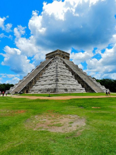 Aztec Temple, Aztec Pyramids, Chichen Itza Mexico, Mayan History, Madara Wallpaper, Native American Wisdom, Mayan Art, Exotic Places, Mayan Ruins