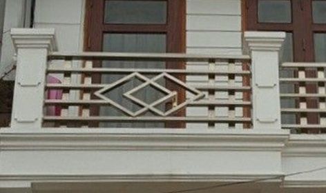 Roof Railing Design Iron, House Railings Outdoor, Ms Railing, Grills Design, Steel Grill Design, Iron Balcony Railing, Roof Truss Design, Window Grill Design Modern, Home Gate Design