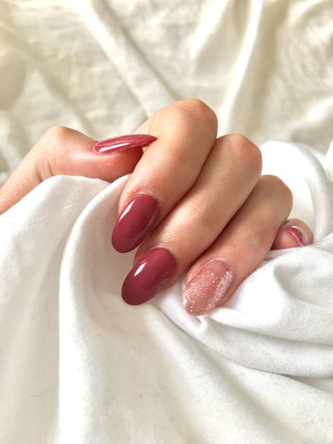 Almond shaped Dark pink nails with a sparkly ring finger love this for spring Nails Almond Shape Pink, Nails Dark Pink, Dark Pink Wedding, Winter Nails Design, Pink Wedding Makeup, Nails Almond Shape, Pink Rings, Cold Feeling, Dark Pink Nails