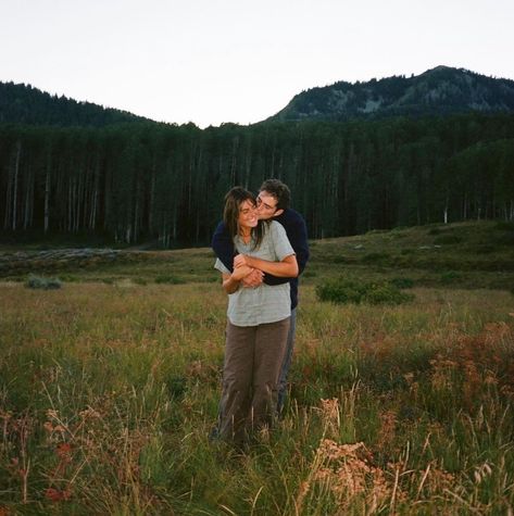 Autumn Couple Photos, Granola Couple Photoshoot, Granola Couple Aesthetic, Poses With Bf, Outfits For Hiking, Granola Couple, Stylish Hiking Outfit, Outfits Granola, Cute Hiking Outfits