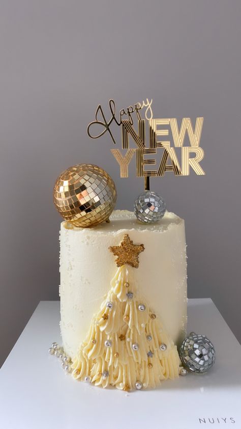 New Years Cake Decorating Ideas, New Year Cake Pops, Christmas Pastries, New Year's Cake, Princess Cake, Dessert Decoration, Graduation Cakes, Christmas Cake, Christmas Projects