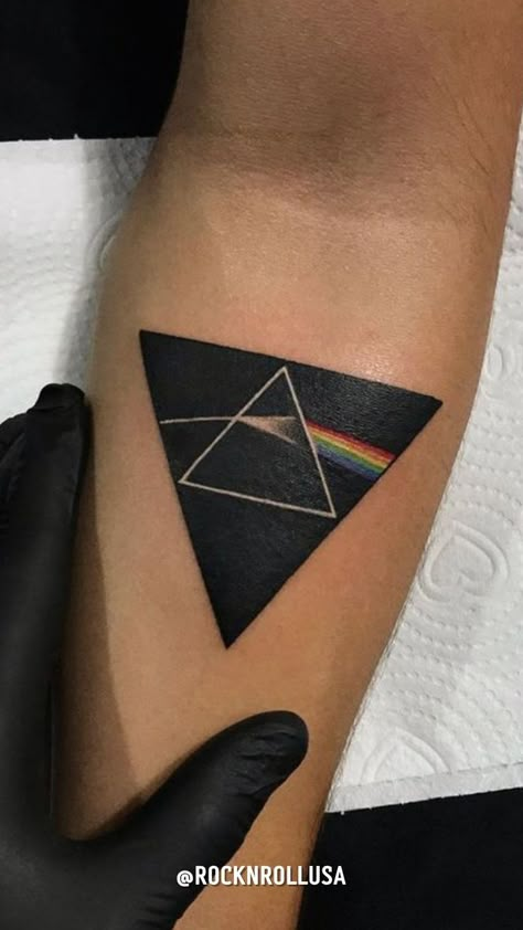 Pink Floyd Prism Tattoo, Daniel Barreto, Prism Tattoo, The Moon Tattoo, Pink Floyd Tattoo, Tatuagem Masculina Pequena, Pink Floyd Art, Rock Tattoo, Triangle Tattoos