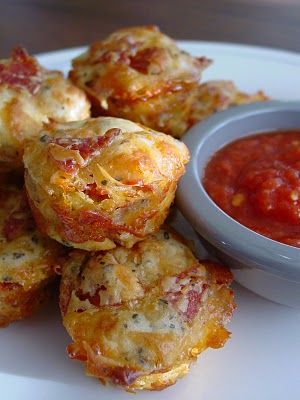 Pizza in a muffin tin...good for tailgating Pepperoni Pizza Puffs, Pizza Dishes, Pizza Puffs, Prep Food, Pizza Muffins, Mini Pizzas, Kids Healthy, Pizza Bites, Entertaining Friends