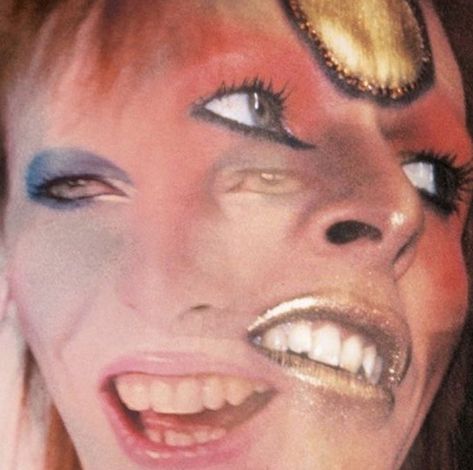 Mick Rock Photography, David Bowie Aesthetic Pfp, Ziggy Stardust Aesthetic, 1970s Glam Rock, 80s Artists, Rockstar Art, Glam Rock Aesthetic, Moonage Daydream, David Bowie Ziggy