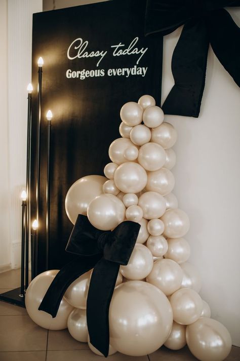 Party In Home Ideas, Grandma Birthday Decor, Black Glam Birthday Party, Fancy Balloons Decorations, Salon Balloon Decor, Upscale Birthday Party Decor, Vintage Balloons Decor, Hall Birthday Party Decorations, Bow Birthday Party Ideas Black