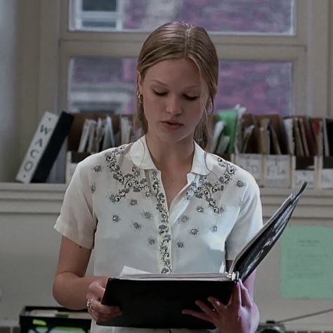 Kat Stratford Poem Scene, Kat Stratford Reading, Kat Stratford Icon, Cat Stratford, Amanda Core, Intj Characters, Kat Stratford, Julia Stiles, Fav Movie