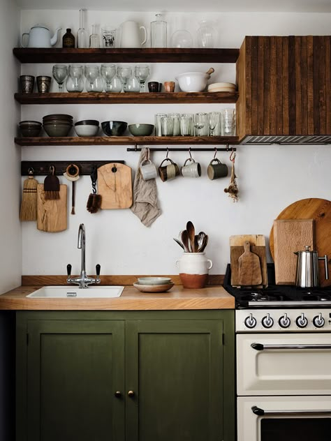 Cabin Kitchens, Green Cabinets, Tiny Kitchen, Cottage Kitchen, Green Kitchen, Kitchen Inspo, Decor Minimalist, Rustic Kitchen, Tiny Home