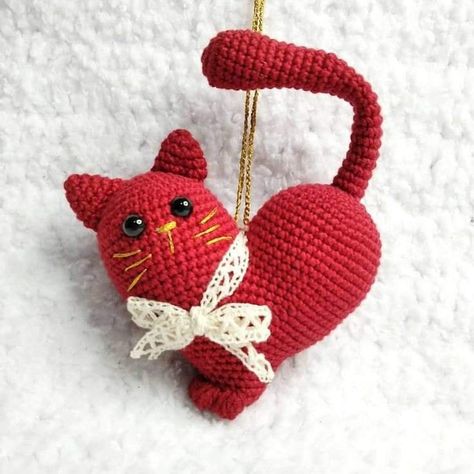 Kat Haken, Crochet Valentine Patterns, Amigurumi Today, Valentines Day Cat, Diy Crochet Patterns, Crochet Heart Pattern, Crochet Cushion Cover, Heart Cat, Crochet Cat Pattern