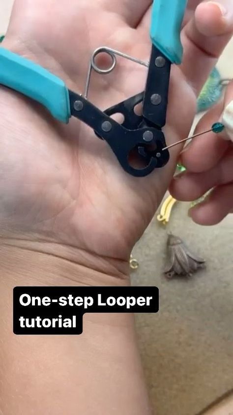 One Step Looper Diy Jewelry, Jewelry Techniques Step By Step, One Step Looper, Backless One Piece Swimsuit, Jewelry Making Kits, Beading Tutorial, Diy Making, Jewelry Making Tutorials, Holiday Jewelry