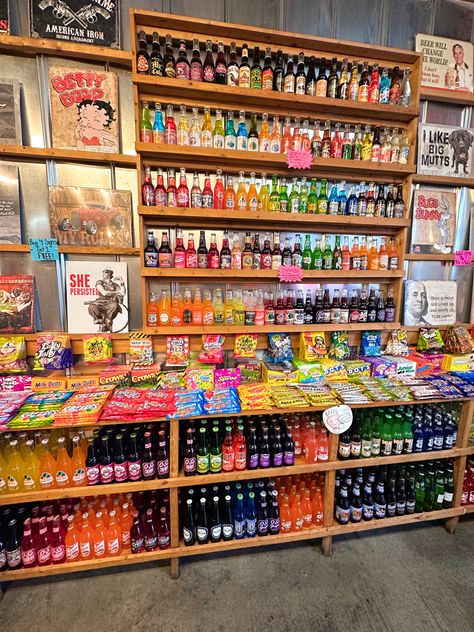 Candy Store Aesthetic, Candy Shop Aesthetic, Japanese Candy Shop, Vintage Candy Store, Aesthetic Candy, Junk Organization, Candy Room, Mini Mart, Junk Foods