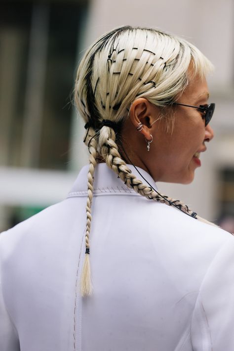 New York Fashion Week Hair Trend: Thread Accessories Fashion Week Hairstyles, Editorial Textured Hair, Messy Hair Editorial, Runway Ponytail, Braid Editorial Hair, Blonde Editorial Hair, Fashion Week Hair, Shiny Eyes, Pulled Back Hairstyles