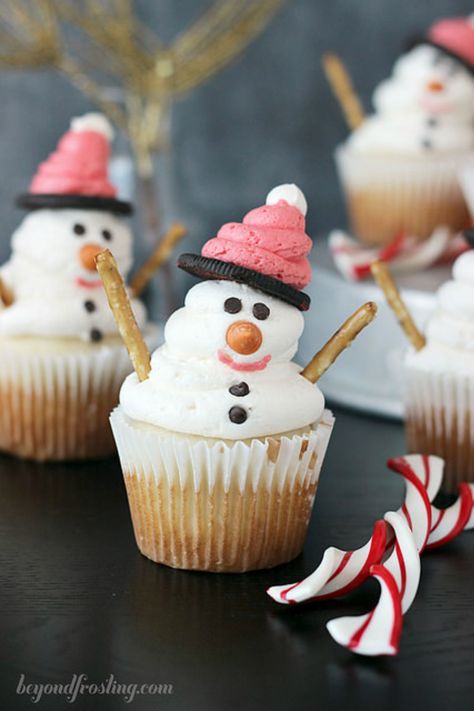 Snowman Cupcakeswomansday Easy Christmas Cupcakes, Christmas Cupcakes Recipes, Christmas Cupcakes Decoration, Snowman Cupcakes, Easy Holiday Desserts, Holiday Desserts Table, Cupcake Images, Holiday Cupcakes, Cupcake Bakery