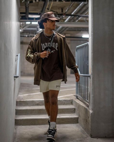 Mens Fitted Hats Outfit Street Styles, Brown Vans Outfit Men, Brown Fitted Hat Outfit Men, Summer Outfits Men Streetwear 2023, Brown Hat Outfit Men, Brown Tee Outfit Men, Rolling Loud Outfits Men, Black Male Outfits Street Style, Vans Outfit Men Street Styles