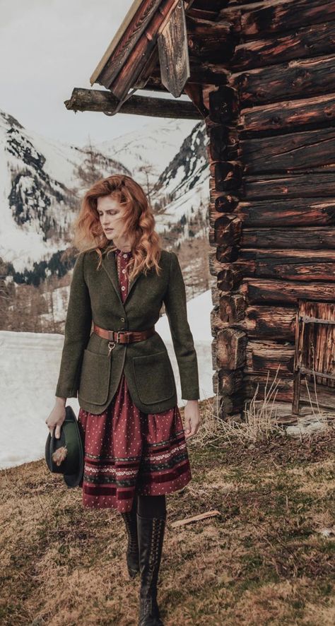 German Inspired Outfits, Scottish Outfit Women, Womens Christmas Outfits, Romantic Academia Outfits, Vintage Winter Fashion, Countryside Fashion, Scottish Clothing, Roses Dress, Retro Looks