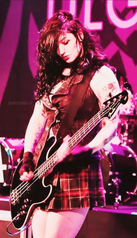 female guitarist Mindless Self Indulgence Aesthetic, Lindsay Way, Angel Female, Lyn Z, Lindsey Way, Anime Woman, Mindless Self Indulgence, Female Reference, Female Guitarist