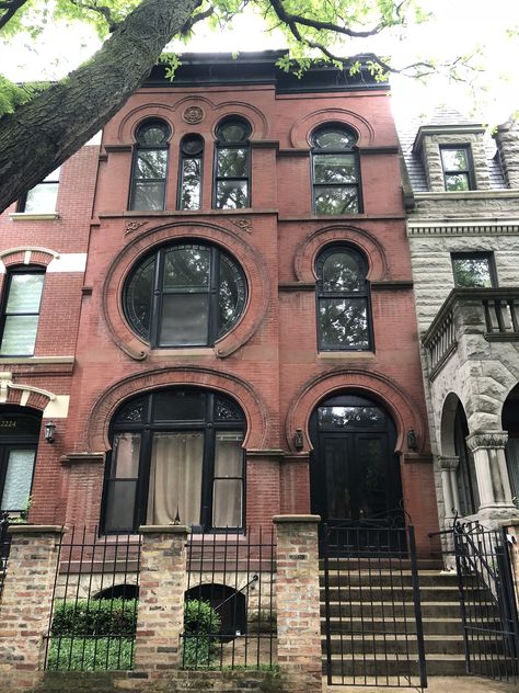 One of my favorites. Lincoln Park, Chicago, IL Chicago Home Exterior, Chicago Apartment Exterior, Victorian Apartment Exterior, Townhouse Chicago, Vintage Apartment Building, Row House Exterior, Chicago Greystone, Chicago Apartment Aesthetic, Chicago Brownstone