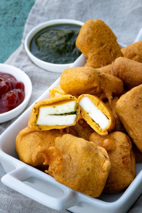 Paneer Pakora | Recipes for Simple and Sandwich Style Paneer Pakora, Pakora Recipes, Tamarind Chutney, Crispy Chickpeas, Chaat Masala, Breaded Chicken, Great Appetizers, Dessert Drinks, Afternoon Snacks