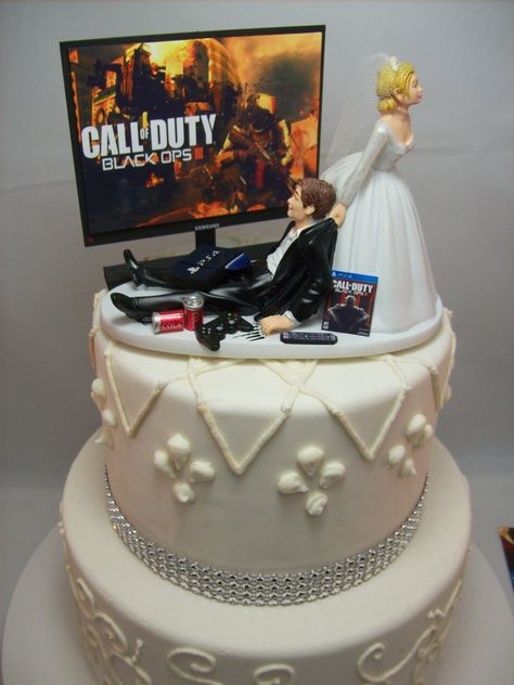 Gamer Wedding Cake, Cod Game, Gamer Wedding, Funny Wedding Cakes, Funny Wedding Cake Toppers, The Game Is Over, Funny Wedding, Wedding Cake Decorations, Cake Display