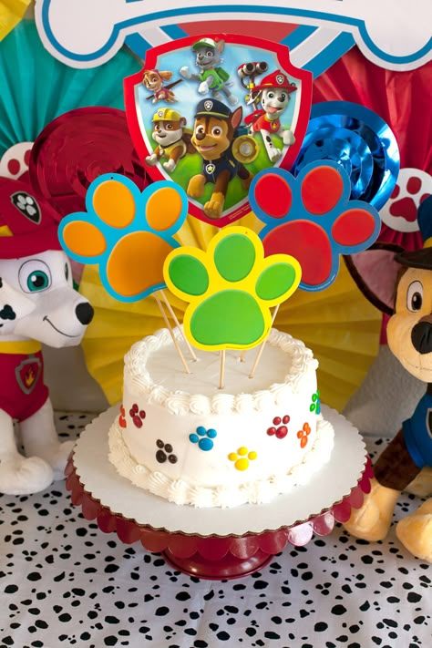 easy paw patrol cake | white single tier round with m&m paw prints and printable toppers Paw Patrol Cake Smash, Paw Patrol Smash Cake, Paw Patrol Cake Ideas, Paw Patrol Party Cake, Paw Patrol Party Decorations, 4de Verjaardag, Paw Patrol Birthday Theme, Paw Patrol Decorations, Paw Party