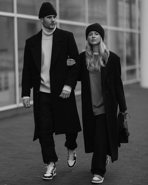 Couples Photoshoot Street Style, Couples Photoshoot Outfits Fall, Ny Winter Outfits Cold Weather, Couple Photo Shoot Outfits, Couple Fashion Photography, Street Couple Photoshoot, Couple Winter Outfits, Couple Outfit Goals, Tokyo 2023