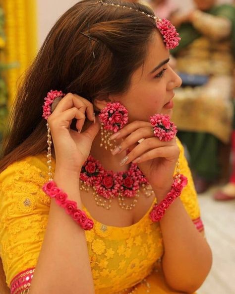 Prettiest Floral Jewellery Designs + Links To Purchase Them Online - Wedbook Haldi Jwellary For Bride, Haldi Girl, Haldi Pics, Haldi Photography Ideas, Haldi Look For Bride, Haldi Poses For Bride, Haldi Poses, Haldi Photoshoot, Flower Jewellery For Haldi