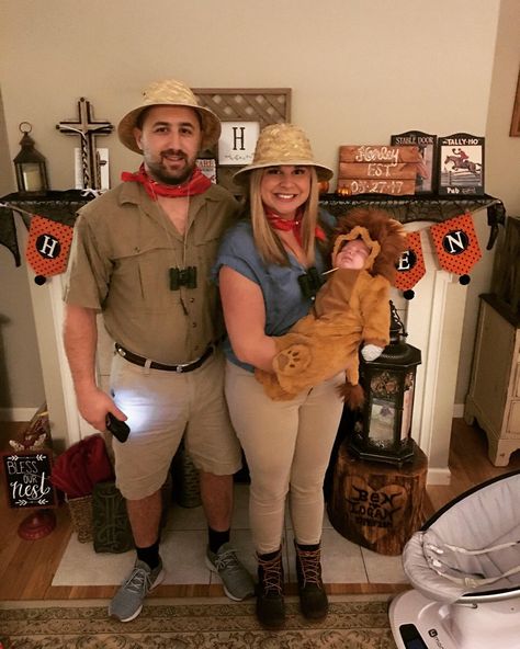 Family Halloween costume Zookeeper Halloween, Zoo Keeper Family Costume, Lion King Family Costume, Zoo Keeper Costume, Baby Lion Costume, Lion Halloween Costume, Old Halloween Costumes, Lion Family, Zoo Keeper