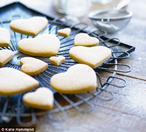 Great biscuit recipe for royal icing decoration. Plain biscuit recipe from Biscuiteers Book of Iced Biscuits - Harriet Hastings & Sarah Moore. Loving this book! Love these biscuits - the golden syrup is a lovely change to vanilla. Learning a lot from this book. Plain Biscuit Recipe, Recipe For Royal Icing, Plain Biscuits, Biscuit Recipes Uk, Quick Biscuit Recipe, Biscuit Recipes Dinner, Vanilla Cookie Recipe, Drop Biscuits Recipe, Biscuits Recipes