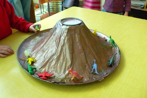 Make a Baking Soda and Vinegar Volcano Volcano Science Projects, Volcano For Kids, Baking Soda Experiments, Volcano Projects, Making A Volcano, Kitchen Science, Fun Indoor Activities, Baking Soda Vinegar, Kid Experiments