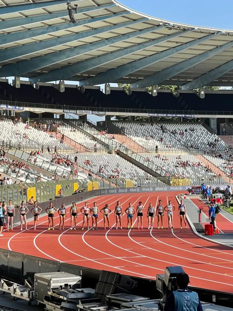 Track And Field Olympics, Romanticizing Running, Track Athletes, Olympic Track And Field, Running Pictures, Track Pictures, Life Goals Future, Track And Field Athlete, Running Track