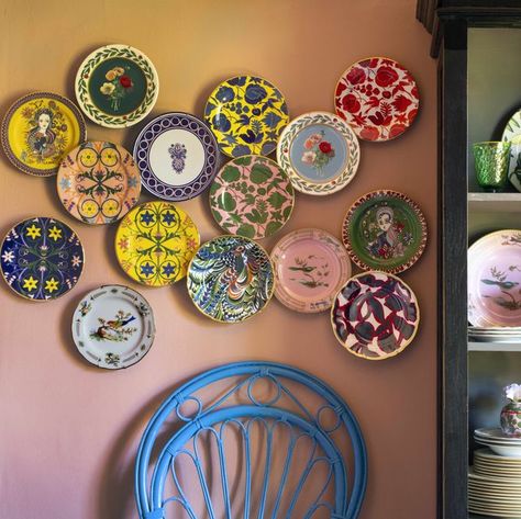 How to Make a Plate Wall Look Good Framing Doorway, Chinoiserie Plates, Wall Trends, Statement Decor, Old Plates, Plate Hangers, Plate Wall Decor, Vintage Chinoiserie, White Dinner Plates