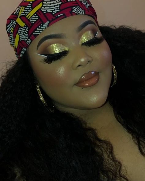 YAMI ANGELINA on Instagram: “GOLDEN VIBES💃🏽💛🔑🍯🌻Negra Melazaaa! Who doesn’t love a gold eye! 😋 • • @glamlite Pizza palette Shades “Sausages” & “Meatballs”…” Yami Angelina, Sausage Meatballs, T Love, Gold Eyes, Makeup Goals, Sausages, Beautiful Makeup, Love A, Meatballs