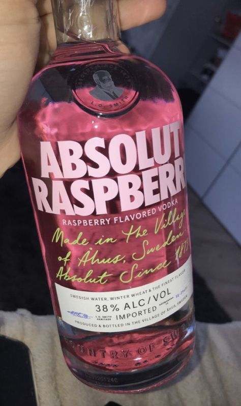 Pretty Alcoholic Drinks, Raspberry Vodka, Yummy Alcoholic Drinks, Alcohol Aesthetic, Alcohol Bottles, Flavored Vodka, Pretty Drinks, Think Food, Puff And Pass