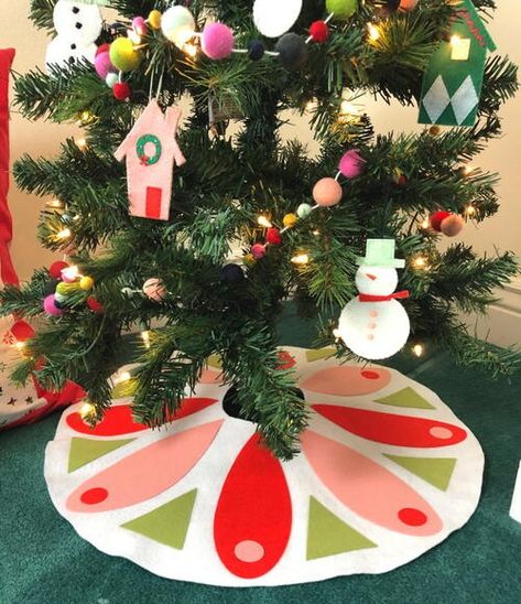 Sew Tree Skirt, Modern Christmas Tree Skirts, Felt Tree Skirt, Diy Christmas Tree Skirt, Sew Felt, Sew Christmas, Tree Skirt Pattern, Felt Tree, Christmas Crafting