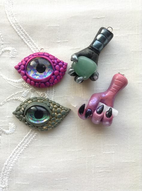 Polymer Clay Scaly Dragon Eyes and Polymer Clay Dragon Claw with Gemstone/Crystal Point Crystal Clay Art, Polymer Clay And Crystals, Polymer Clay Figures Tutorial, Clay And Crystals, Polymer Clay Witch, Polymer Clay Kunst, Dragon Eyes, Polymer Clay Dragon, Halloween Clay