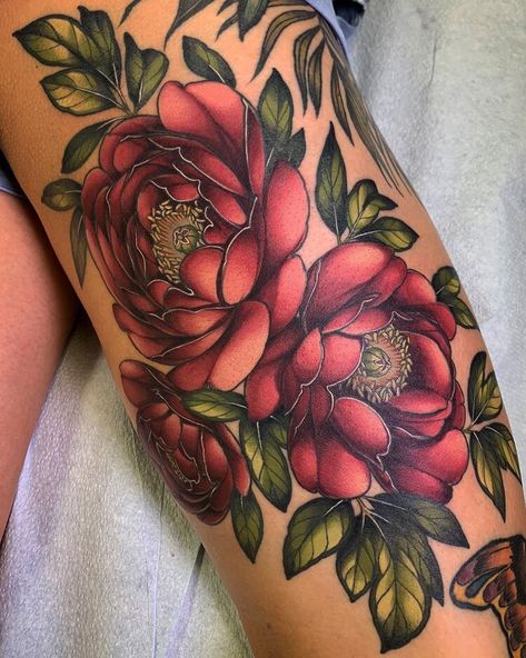 Neo Traditional Tattoos Flower Sleeve, Deep Red Flower Tattoo, Colorful Floral Shoulder Tattoo, Big Cover Up Tattoos For Women, Bright Tattoos For Women, Quad Tattoo, Vintage Floral Tattoos, Flower Cover Up Tattoos, Blatt Tattoos