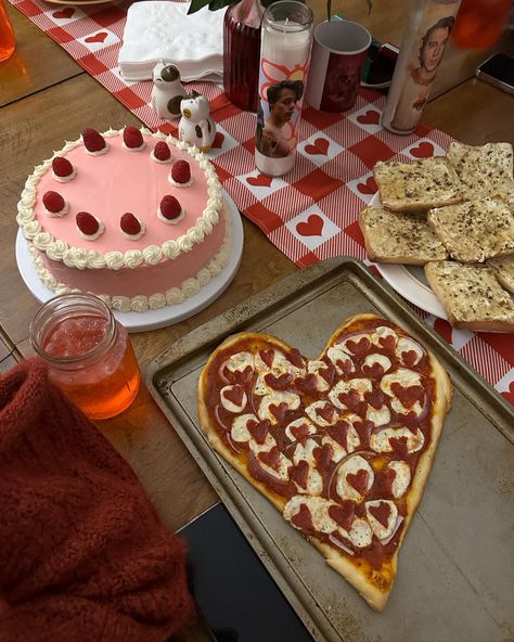 Pizza Heart Shaped, Baking Valentines Day, Valentines Day Baking, Baking Valentines, Pizza Valentine, Valentines Day Cake, Shaped Pizza, Heart Shaped Pizza, Valentines Day Cakes