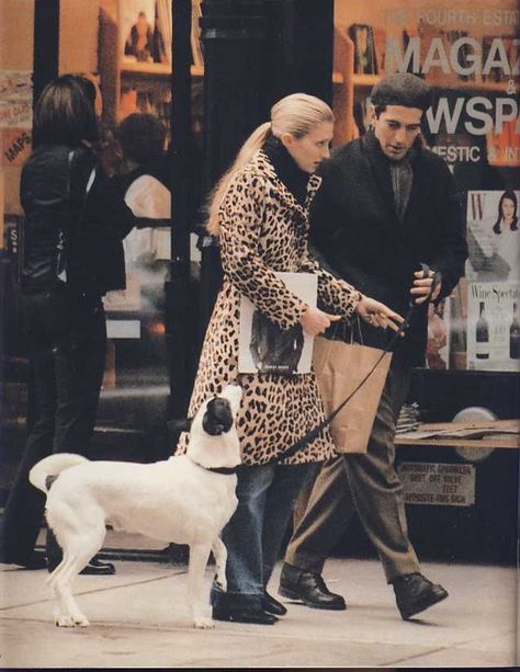 John & Wife Carolyn Bessette Walking Their  Dog "Friday". Carolyn Is Wearing Her Famous Vintage Leopard Coat. Carolyn Bessette, John Junior, Sofia Loren, Edward Norton, Jfk Jr, Mode Zara, Leopard Coat, Serge Gainsbourg, Leopard Print Coat