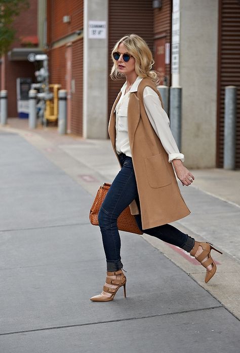 How To Wear Long Sleeveless Coat or Vest Erin Busbee waysify Sleeveless Coat Outfit, Blazer Vest Outfit, Sleeveless Blazer Outfit, Long Vest Outfit, Sleeveless Blazer Dress, Maxi Vest, Long Sleeveless Vest, Busbee Style, Vest Outfits For Women