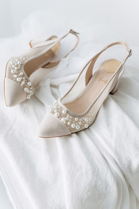 Ivory Wedding Sandals With Low Block Heel and Pointy Toe - Etsy Closed Toe Wedding Shoes, Comfortable Wedding Heels, Pearls Embroidery, Wedding Shoes Low Heel, Pointy Heels, Wedding Shoes Bride, Wedding Shoes Heels, Wedding Sandals, Womens Wedding Shoes