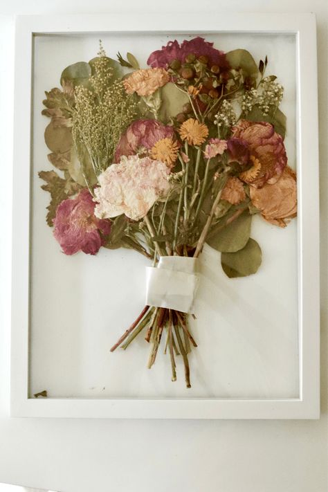 Box Frame Dried Flowers, Dry Flowers Picture Frame, Dried Flowers Ideas Frame, Dried Floral Shadow Box Ideas, Shadow Box Flower Ideas, Floral Shadow Box Ideas, Dried Flower Shadow Box Ideas, Dried Bouquet Display, Dried Flower Shadow Box