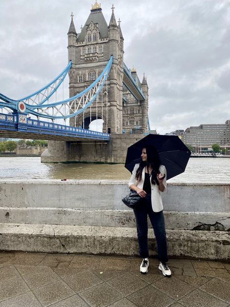 Chanel Pants, Chic Fall Fashion, Rainy City, Cute Umbrellas, Diy Workout, Houndstooth Coat, Michelin Star Restaurant, City Of London, On A Rainy Day