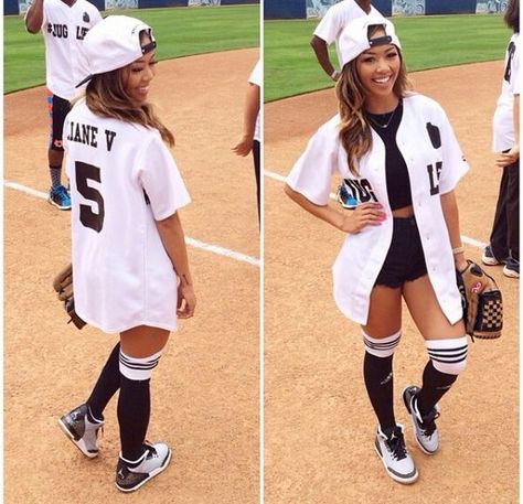 Baseball Halloween Costume, Liane V, Look Hip Hop, Baseball Costumes, Baseball Jersey Outfit, Bff Halloween Costumes, Halloween Costumes Friends, Sporting Event, Halloween Costume Outfits