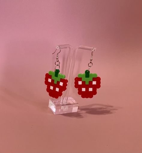 Strawberry perler bead earrings Perler Earring Holder, Earring Perler Beads, Perler Beads Fruit, Strawberry Perler Bead Pattern, Pearler Bead Design Aesthetic, Perler Beads Earrings Ideas, Perler Bead Strawberry, Hama Bead Earrings, Perler Bead Earrings Patterns