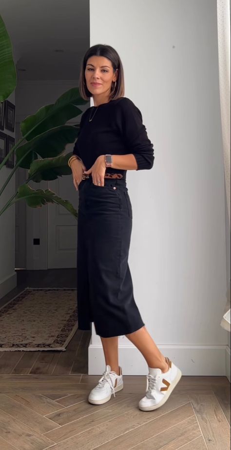 Denim Midi Skirt Outfit Office, Style Black Denim Skirt, Long Black Skirt Work Outfit, Long Black Jean Skirt Outfit, Grey Denim Skirt Outfit, Denim Midi Skirt Outfit Winter, Midi Skirt Outfit Winter, Pencil Skirt Outfits Casual, Denim Midi Skirt Outfit