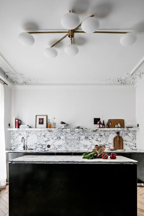 Decorating Rules, Paris Home, Casa Vintage, Big Kitchen, Parisian Apartment, Kitchen Marble, Dining Areas, Kitchen Trends, Black Cabinets