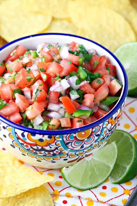 Homemade Pico, Roasted Tomatillo, Light Appetizers, Tacos And Burritos, Easy Holiday Recipes, Homemade Guacamole, Tex Mex Recipes, Diced Tomatoes, Super Bowl Food